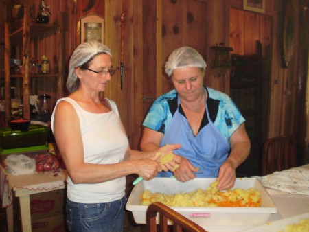 Iraci e Gema...caprichando no almoço!!!!